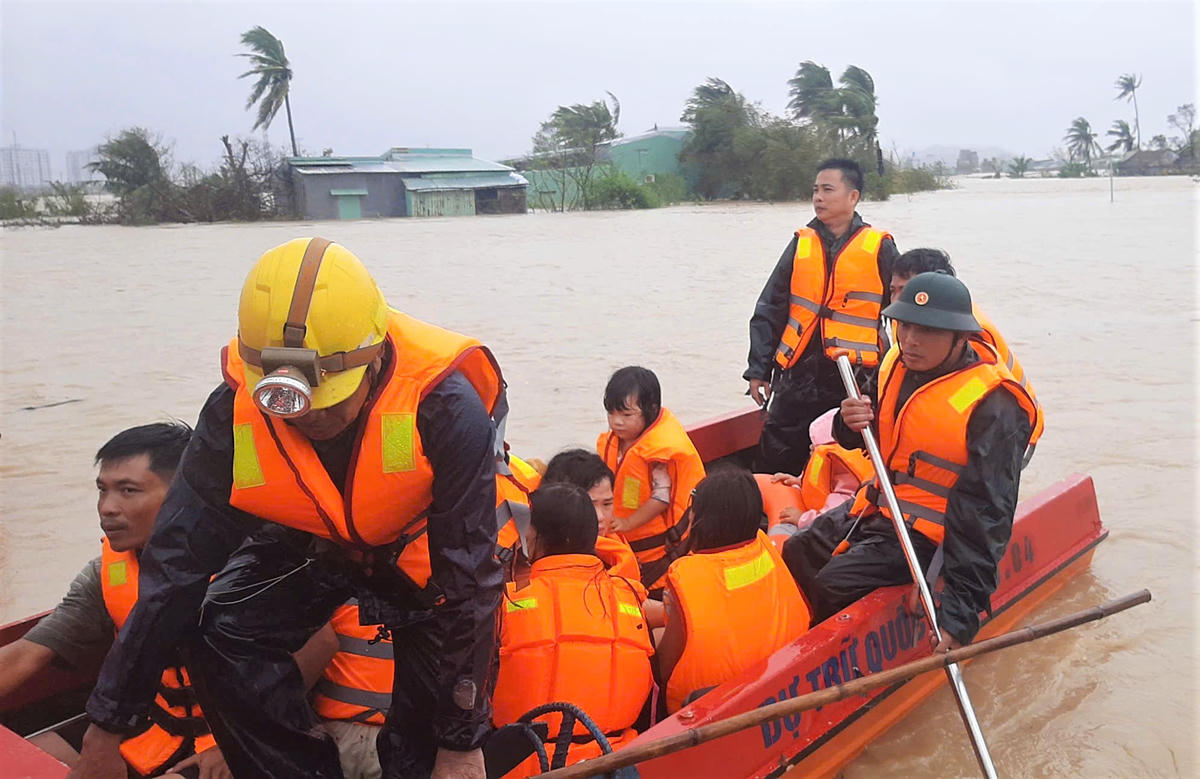 Cán bộ, chiến sĩ Sư đoàn 31 đưa người dân phường Quy Nhơn Đông ra khỏi khu vực nguy hiểm. Ảnh: CV.