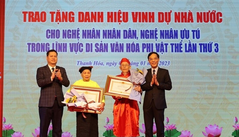 Năm 2022, bà Phạm Thị Tắng được Chủ tịch nước phong tặng danh hiệu Nghệ nhân Nhân dân. Ảnh: Quỳnh Trâm