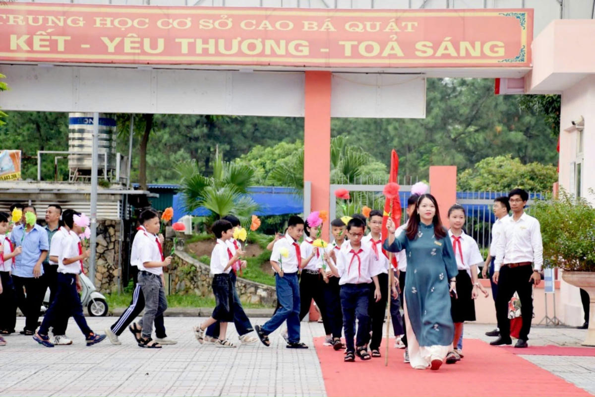 Cô và trò trong ngày khai giảng năm học mới. Ảnh: P.T.