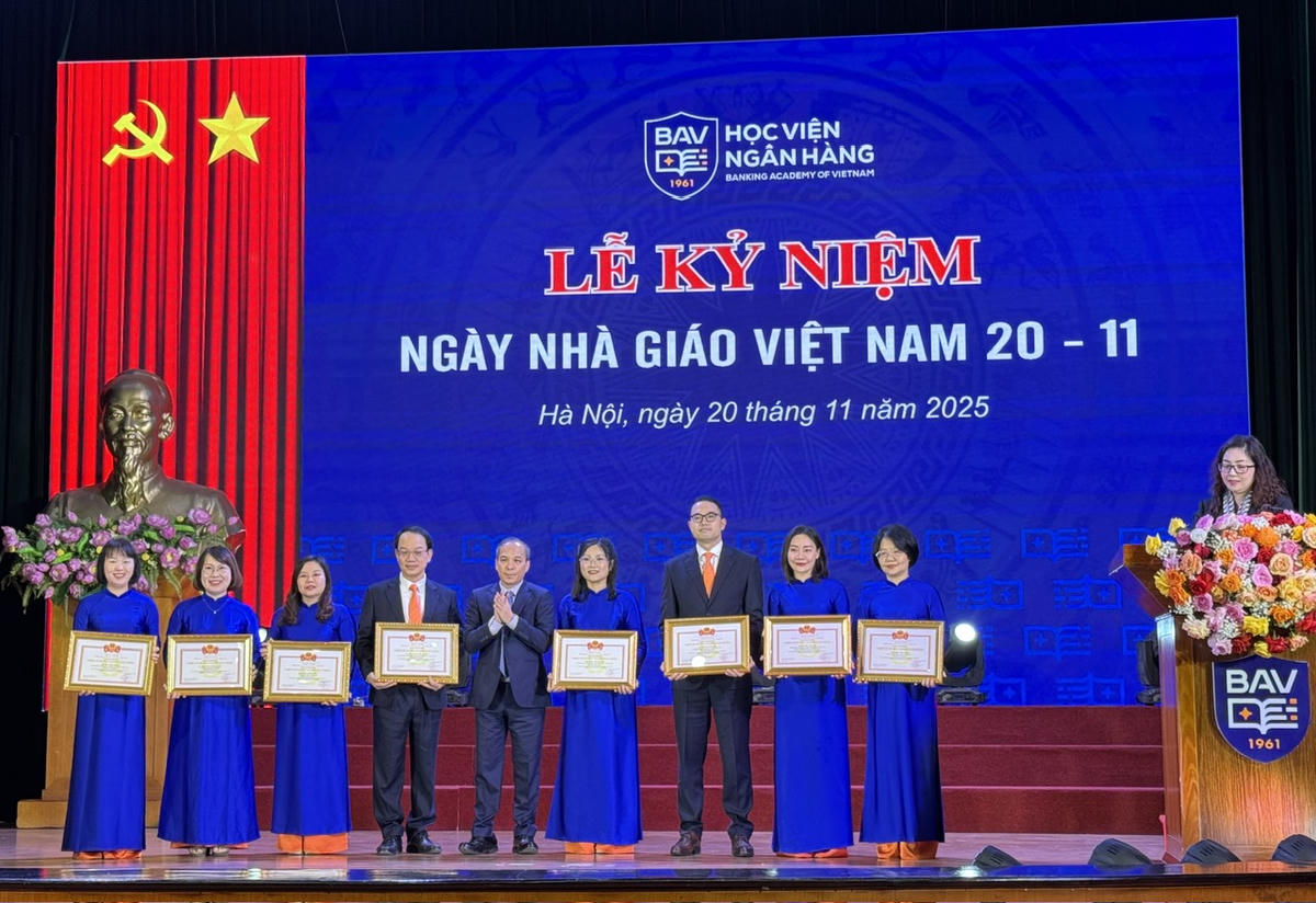 Ban lãnh đạo Học viện Ngân hàng đã trao danh hiệu Chiến sĩ thi đua ngành ngân hàng cho 8 cá nhân.&nbsp;