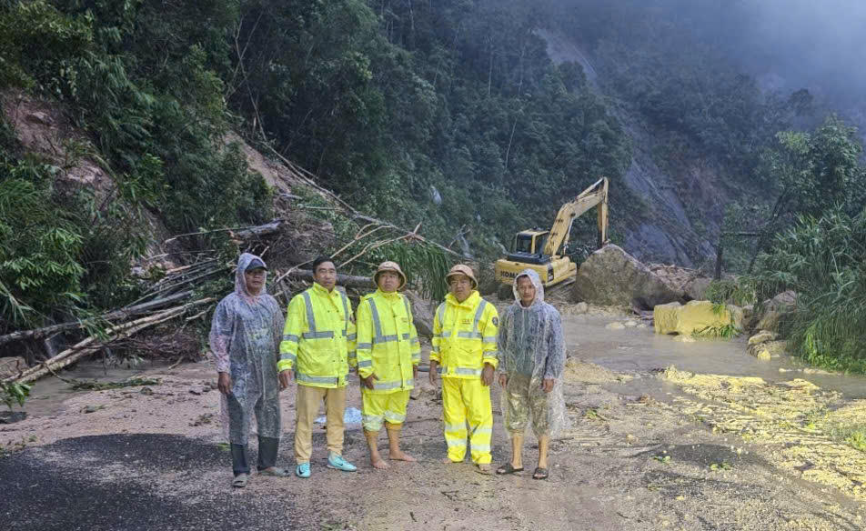 Lực lượng CSGT và các đơn vị chức năng tích cực hỗ trợ tại hiện trường sạt lỡ trên Quốc lộ 27C. Ảnh: CA.