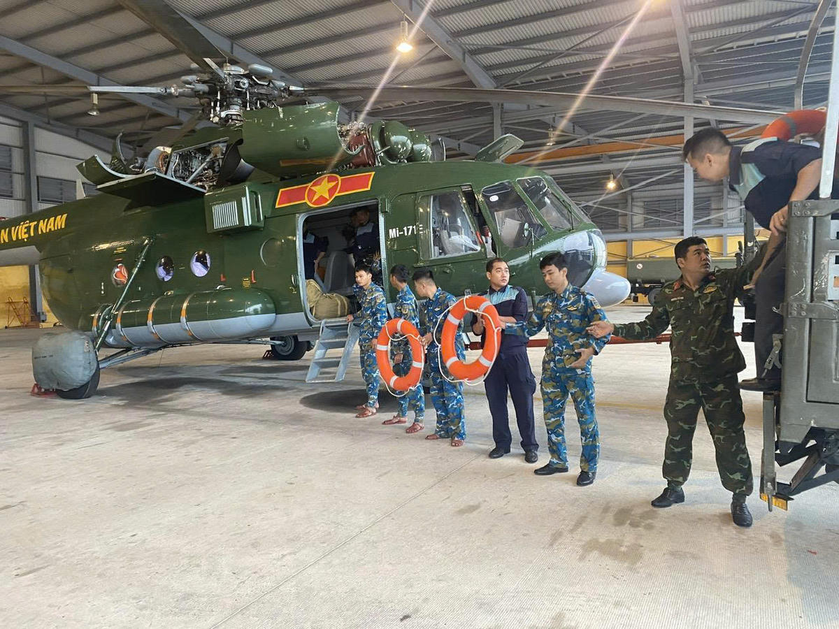 Sư đoàn Không quân 372 đưa phao cứu sinh, áo phao lên trực thăng để đưa cho bà con vùng lũ tỉnh Gia Lai, Đắk Lắk. Ảnh: CV.. 