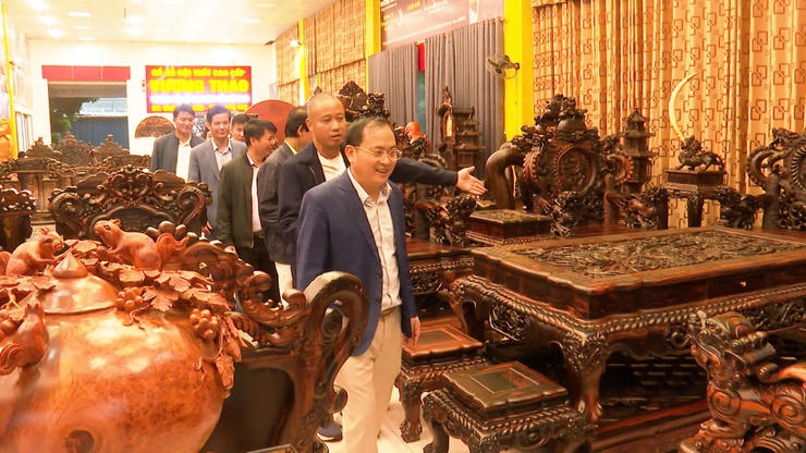 Sản phẩm làng nghề truyền thống xã Phú Xuyên được nhiều người trong và ngoài nước quan tâm mua sắm