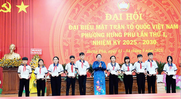 Bà Hồ Thị Cẩm Đào - Phó Bí thư Thành ủy, Chủ tịch Ủy ban MTTQ Việt Nam TP Cần Thơ trao học bổng cho học sinh vượt khó học giỏi TP Cần Thơ.