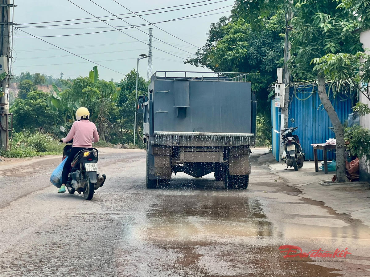 Doanh nghiệp đã bố trí xe tưới nước hàng ngày để giảm bụi trên con đường dân sinh. Ảnh: PT. 