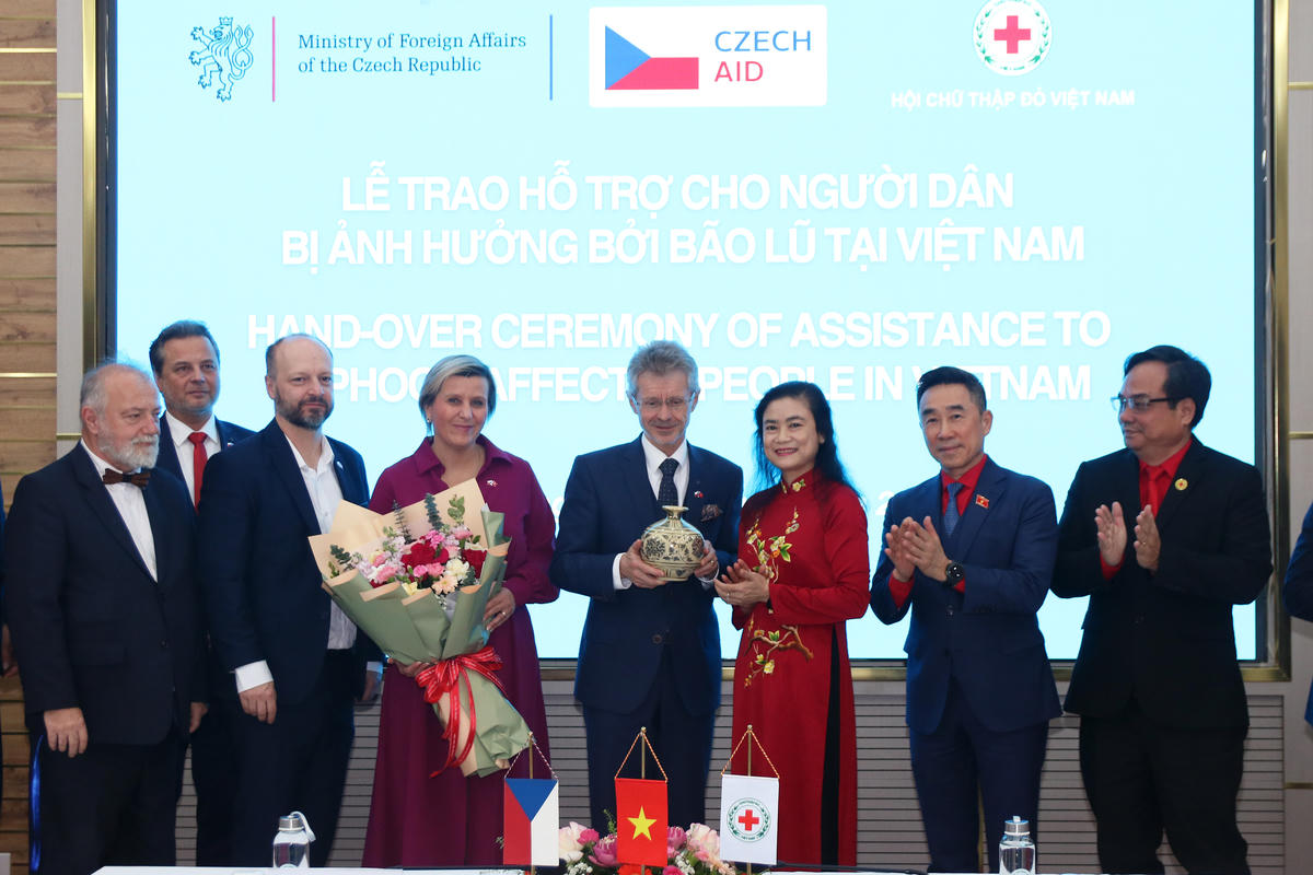 Chủ tịch Trung ương Hội Chữ thập đỏ Việt Nam&nbsp;Đỗ Thị Thu Thảo tặng quà lưu niệm cho&nbsp;ông Milos Vystrcil. Ảnh: Tiến Đạt.