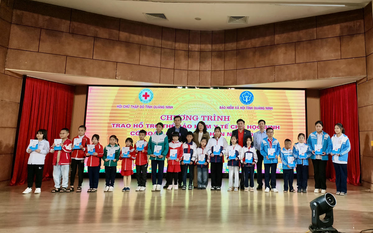 Chương trình trao hỗ trợ thẻ BHYT cho học sinh có hoàn cảnh khó khăn năm 2026. Ảnh: Ngọc Anh.