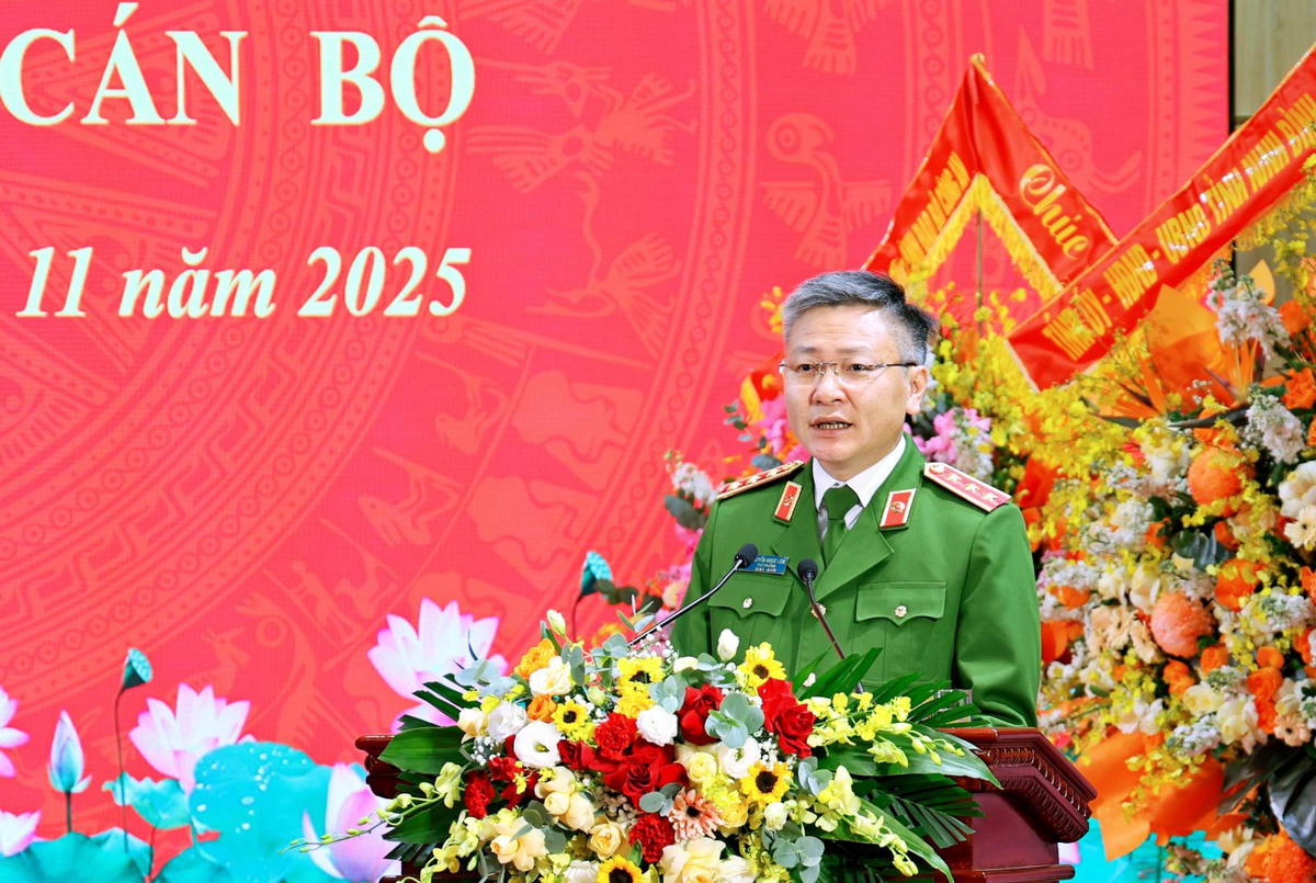 Thứ trưởng Bộ Công an Nguyễn Ngọc Lâm phát biểu giao nhiệm vụ. Ảnh: CANB