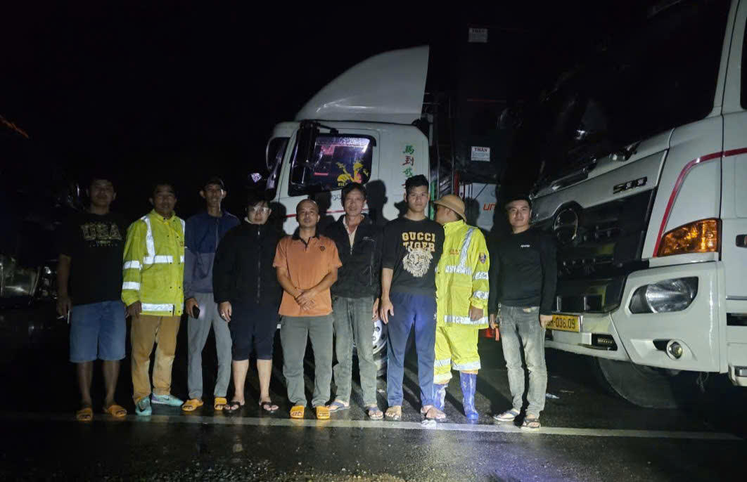 CSGT Lâm Đồng giải cứu người và phương tiện bị mắc kẹt tại đoạn đường bị sạt lỡ trên tuyến QL27C. Ảnh:CA.