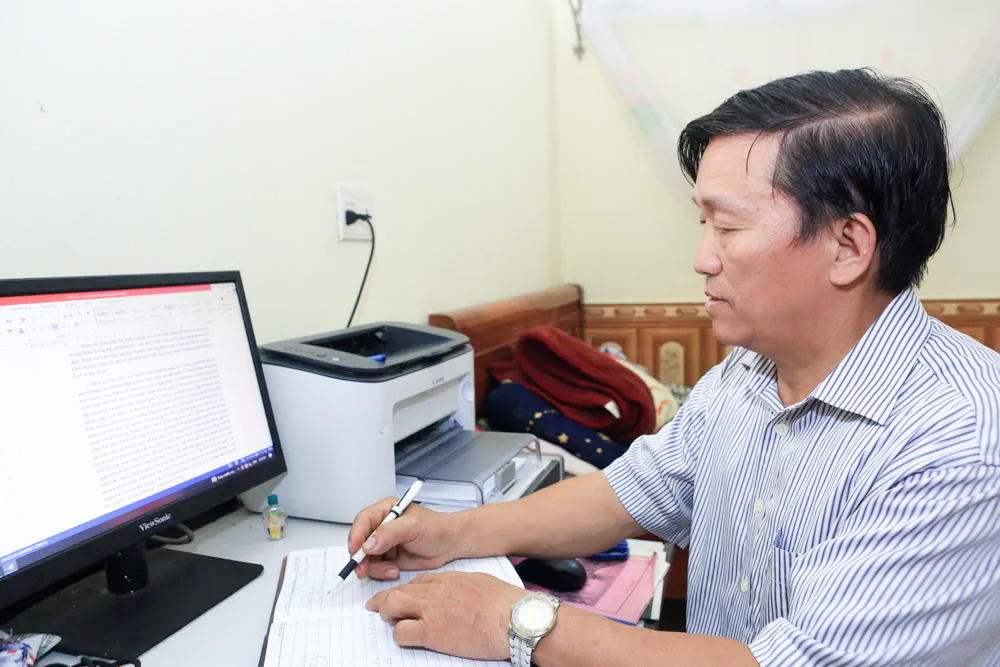 Dù đã nghỉ hưu, nhưng ông Pó vẫn tiếp tục hành trình gắn bó với cộng đồng người Mông, nơi ông sinh ra và lớn lên. Ảnh: Đặng Trung