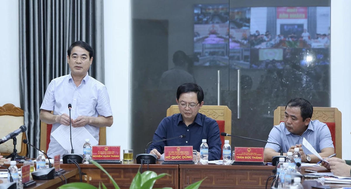 Phó Thủ tướng Hồ Quốc Dũng làm việc với tinh Khánh. (ảnh X.H)