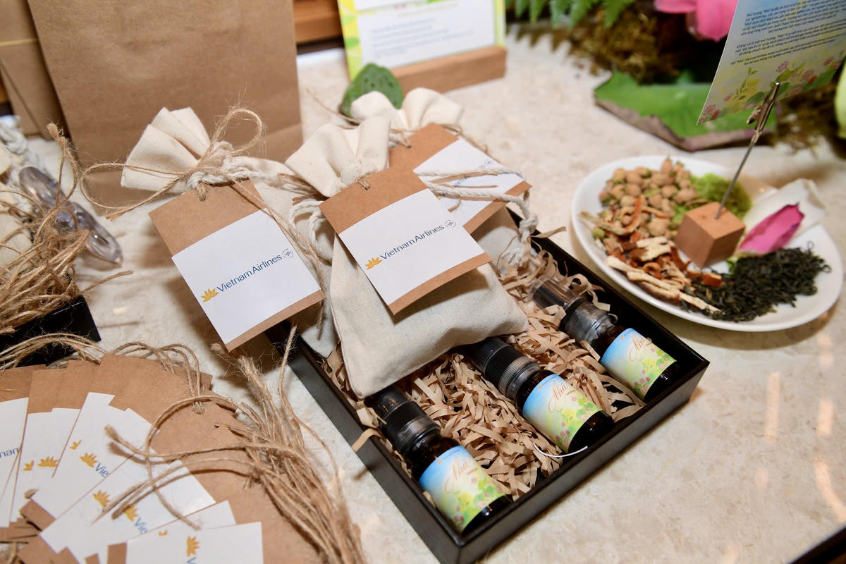 Hơn cả một mùi hương "Nhã" (LotuScent) là hơi thở của văn hóa Việt được nâng lên cùng đôi cánh Vietnam Airlines.