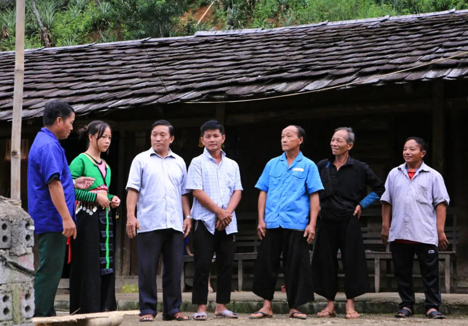 Là người có uy tín trong cộng đồng người Mông, ông Pó rất trách nhiệm trong mỗi lời nói và hành động. Ảnh: Đặng Trung.