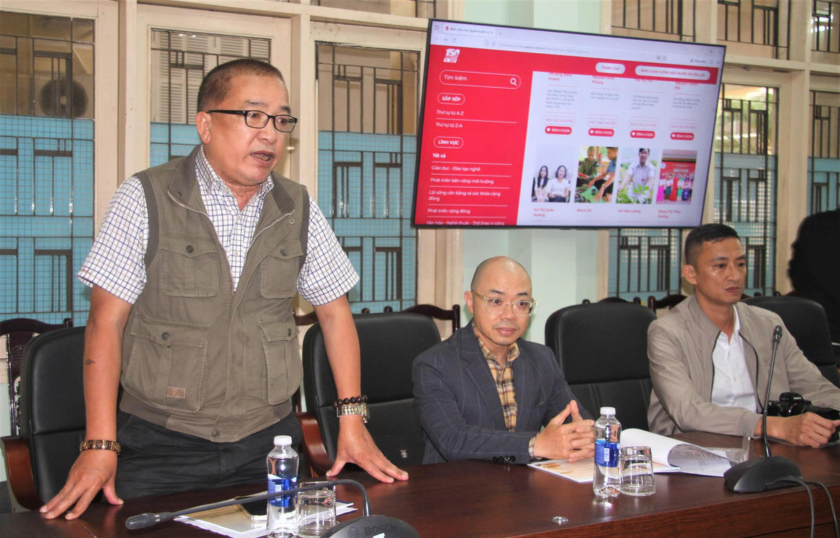 Nhà báo Đinh Tấn Thành phát biểu tại buổi làm việc. Ảnh: Huy Trường.