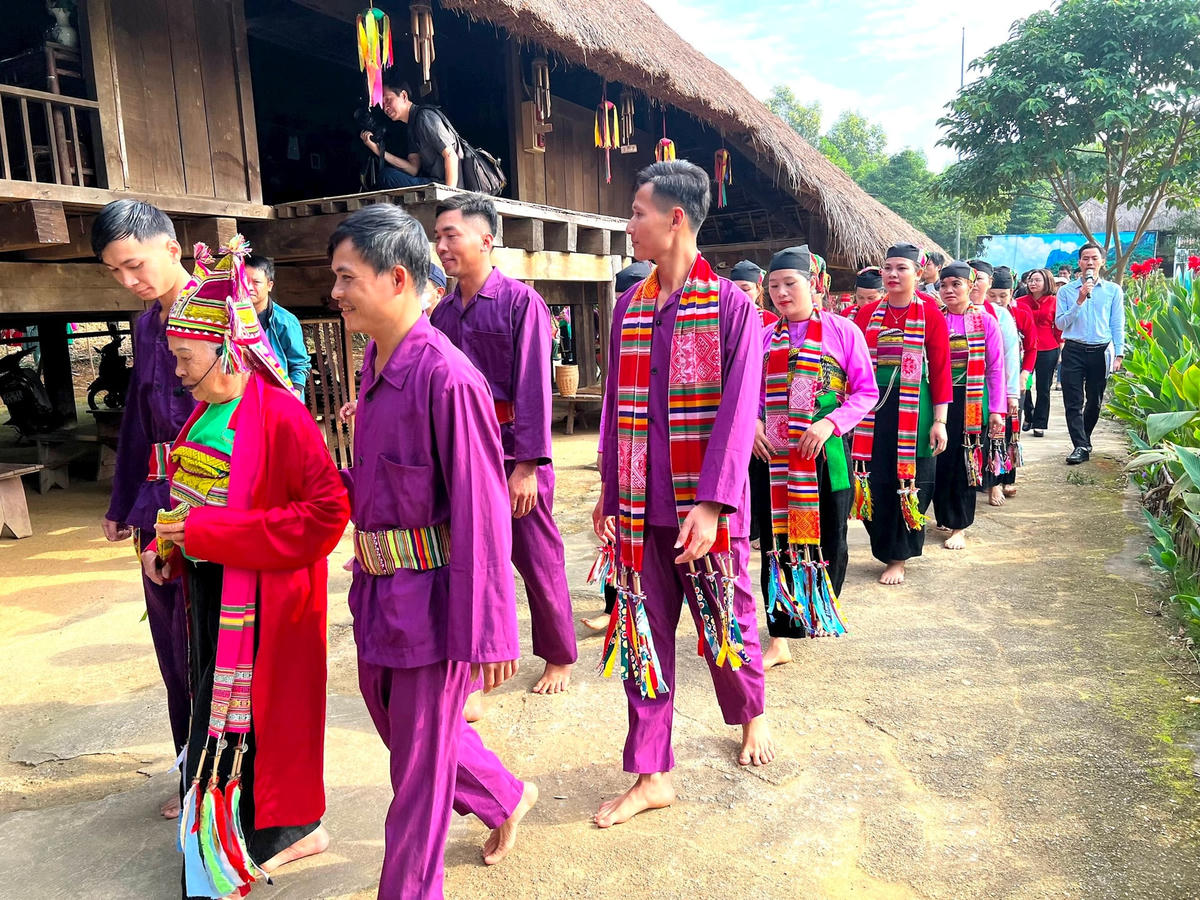 Dù đã ở tuổi 80, bà Tắng vẫn trăn trở nỗi lo tìm lớp kế cận để bảo tồn di sản văn hoá dân tộc Mường. Ảnh: Minh Hải