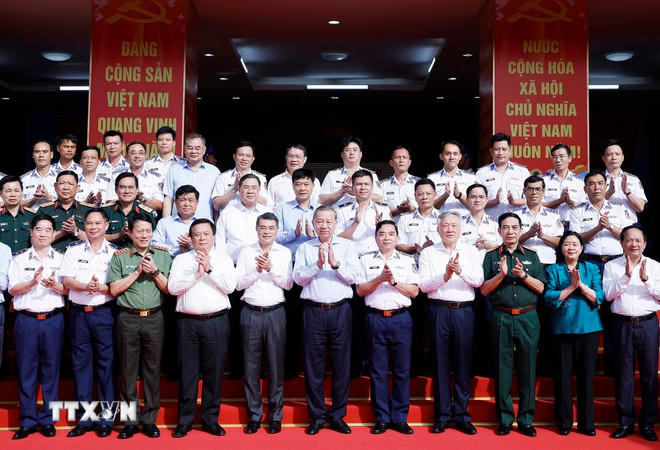 Tổng Bí thư Tô Lâm với các đại biểu tại Bộ Tư lệnh Vùng Cảnh sát Biển 4. (Ảnh: Thống Nhất/TTXVN)