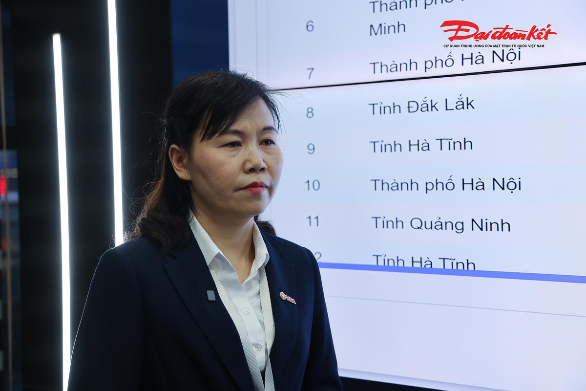 Bà Nguyễn Thị Thu Hà, Trưởng phòng đấu giá biển số xe, cho biết mỗi ngày trung tâm tổ chức 8 ca đấu giá biển số. Sáng 4 ca, bắt đầu đấu giá từ 8h30 (biển số xe máy) và chiều 4 ca, bắt đầu từ 13h30 (biển số ô tô). mỗi ca đấu giá kéo dài trong khoảng 25 phút và có một đấu giá viên làm nhiệm vụ quản lý, theo dõi trực tiếp phiên đấu.