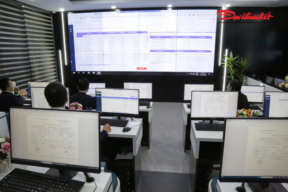 Cục CSGT (Bộ Công an) cho biết, từ ngày 15/9/2023 đến ngày 20/10, tổng số biển đấu giá thành/niêm yết là 150.914 biển số, tương đương hơn 8.300 tỷ đồng. Trong đó, biển số ô tô đấu giá thành/niêm yết là 87.939 biển số, tương đương hơn 7.500 tỷ đồng, biển số xe máy đấu giá thành là 62.975 biển số, tương đương hơn 804 tỷ đồng.