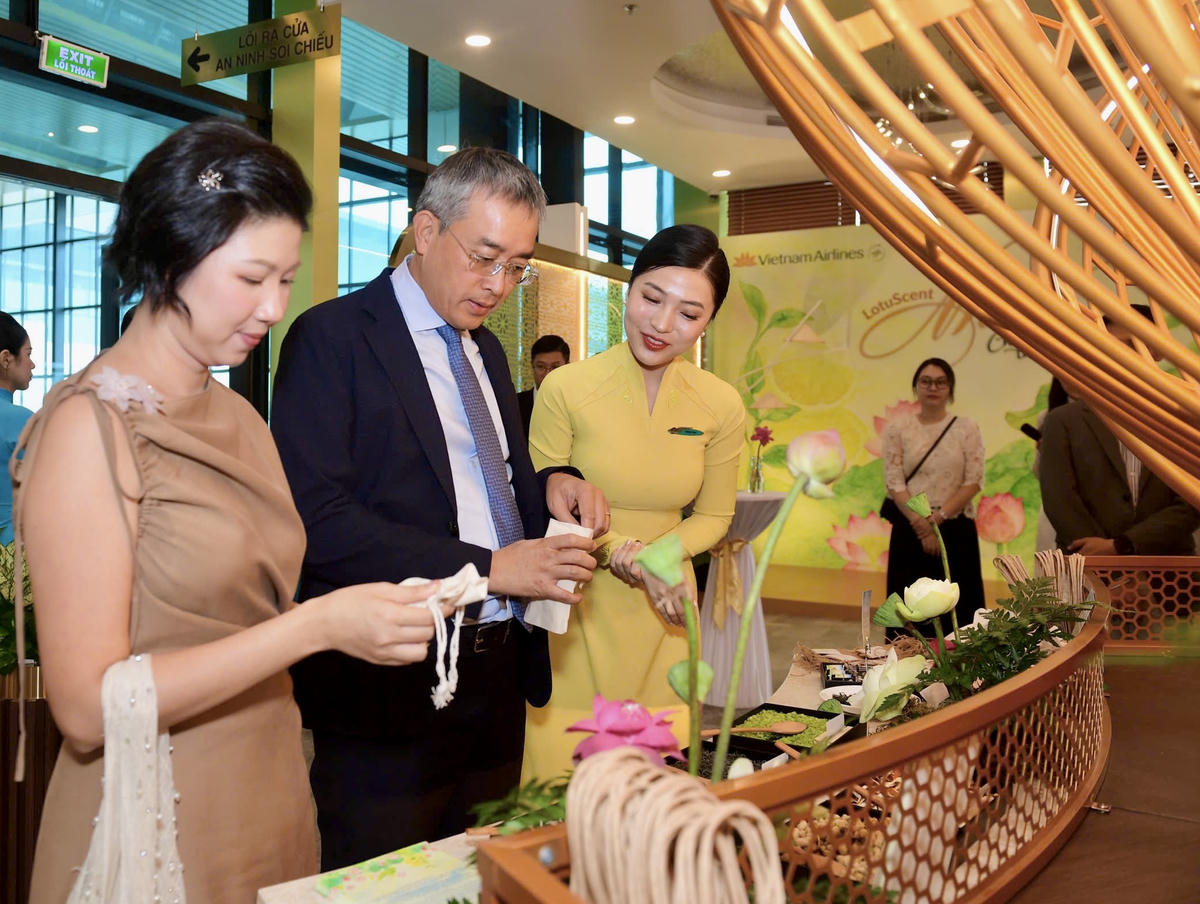 Workshop làm túi thơm thảo mộc tạo điểm nhấn thú vị tại sự kiện, thu hút các đại biểu và khách mời tham gia.