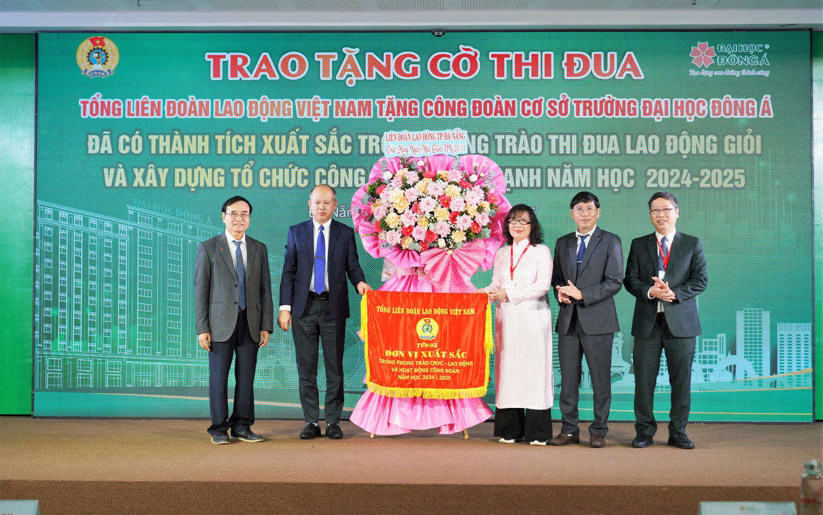 Ông Lê Văn Đại, Phó Chủ tịch Thường trực Liên đoàn Lao động TP Đà Nẵng trao Cờ thi đua cho Đại học Đông Á. Ảnh: Nguyễn Tú.