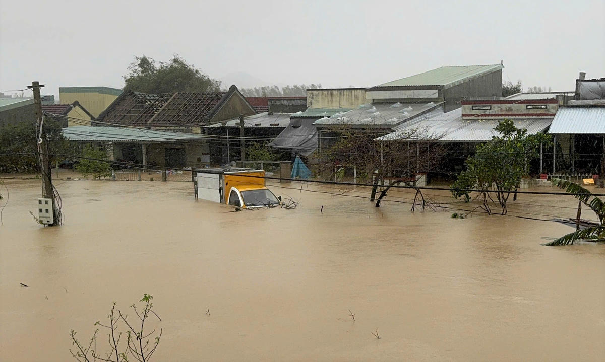 Khu vực phường Quy Nhơn Bắc, tỉnh Gia Lai ngập nước sâu. Ảnh: Tấn Thành.