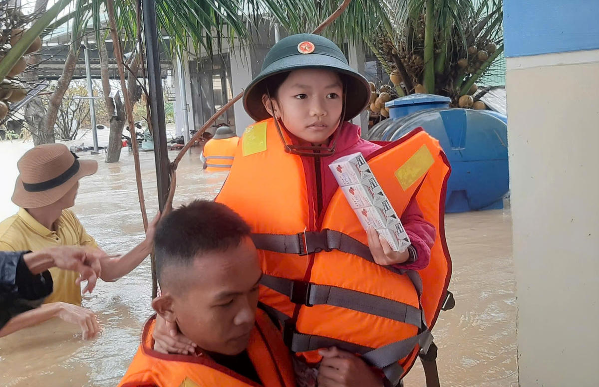 Trẻ em phường Quy Nhơn Đông được bộ đội Sư đoàn 31 đưa đến trú tránh nơi an toàn. Ảnh: CV.