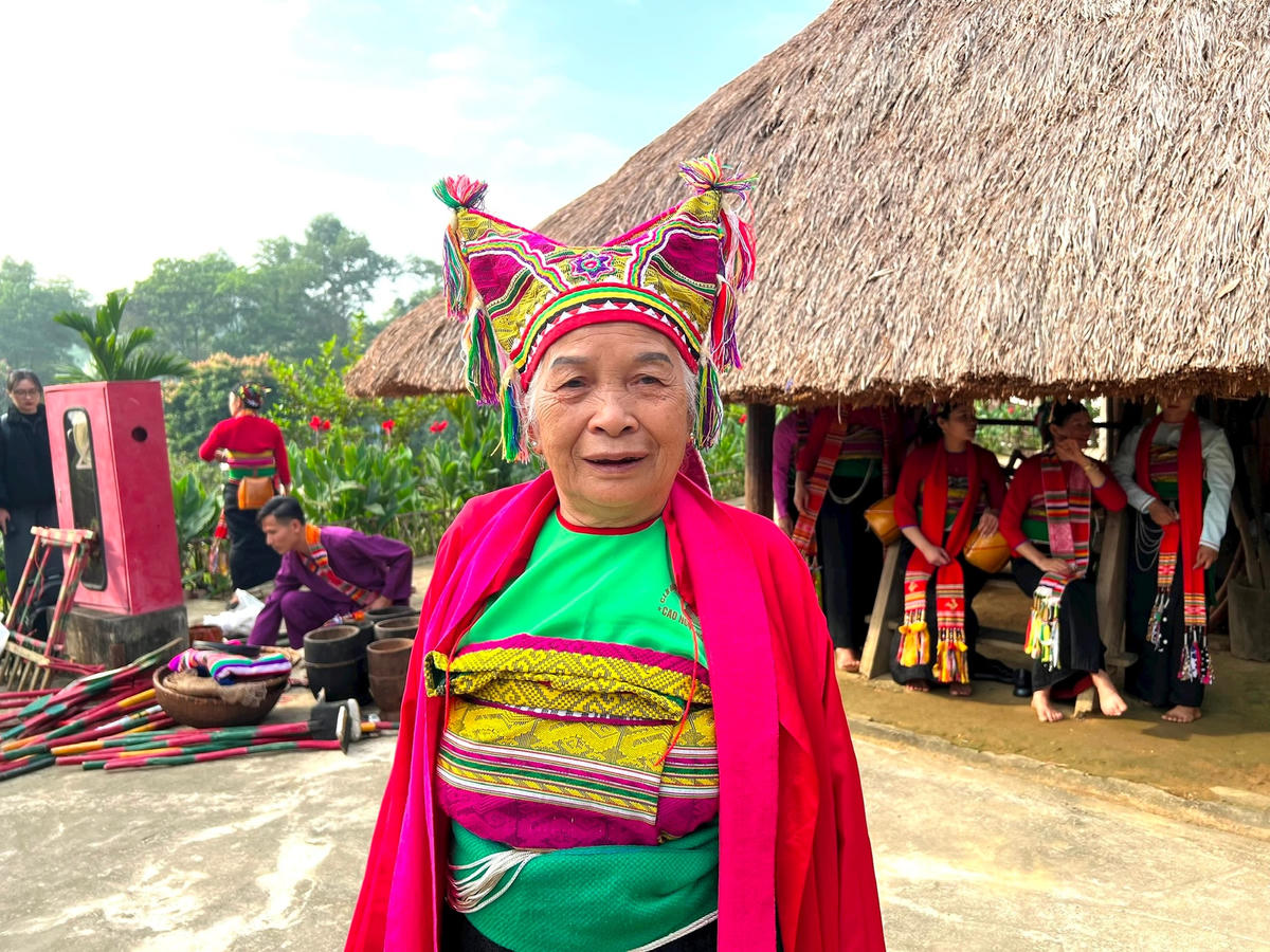 Bà Tắng xúc động khi là 1 trong các cá nhân tiêu biểu của Thanh Hoá tham gia giải thưởng 'Vinh danh Người truyền lửa'. Ảnh: Minh Hải