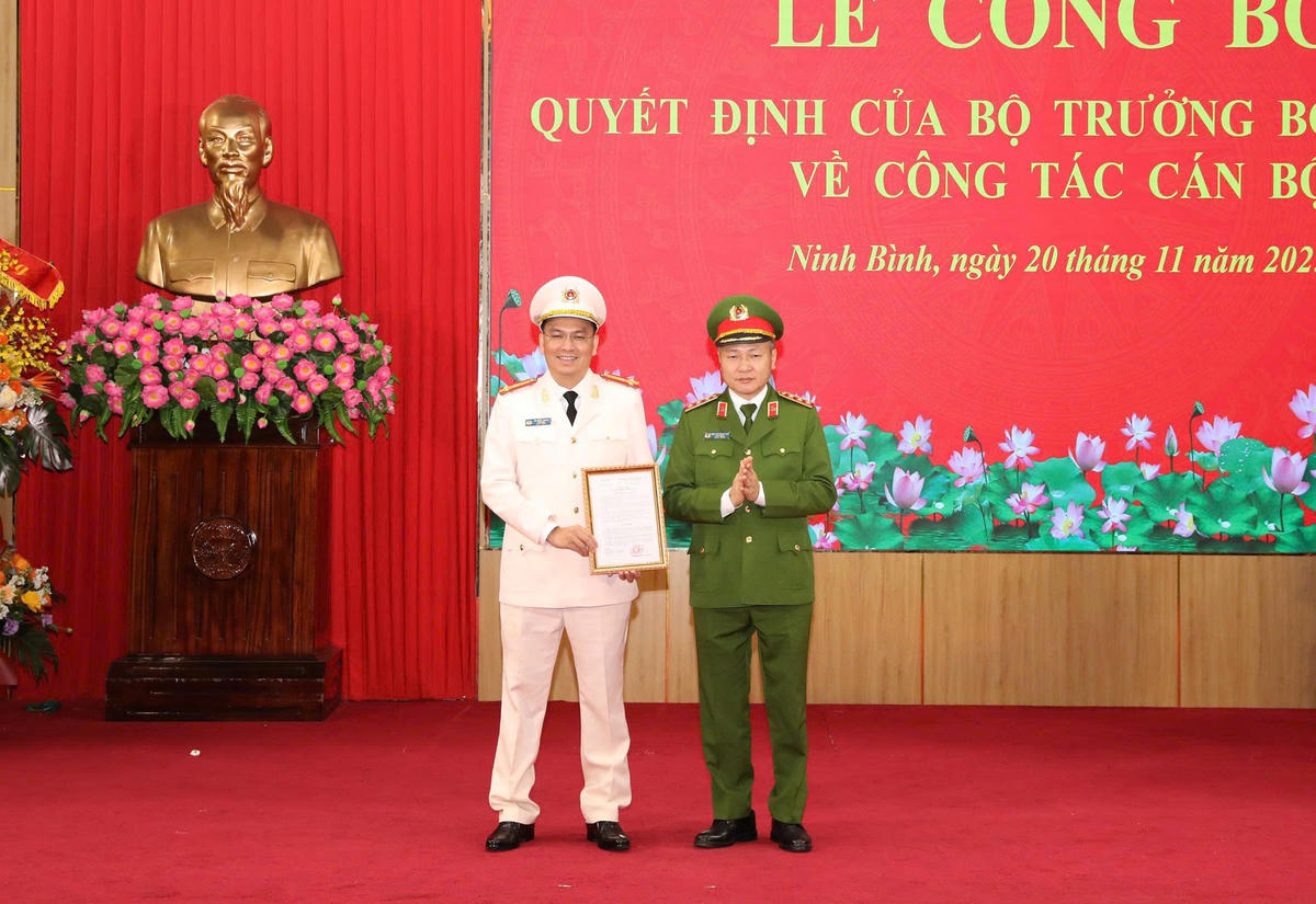 Thượng tướng Nguyễn Ngọc Lâm - Thứ trưởng Bộ Công an trao quyết định cho Thượng tá Cù Quyết Thắng, tân Giám đốc Công an tỉnh Ninh Bình. Ảnh: Đức Phương.