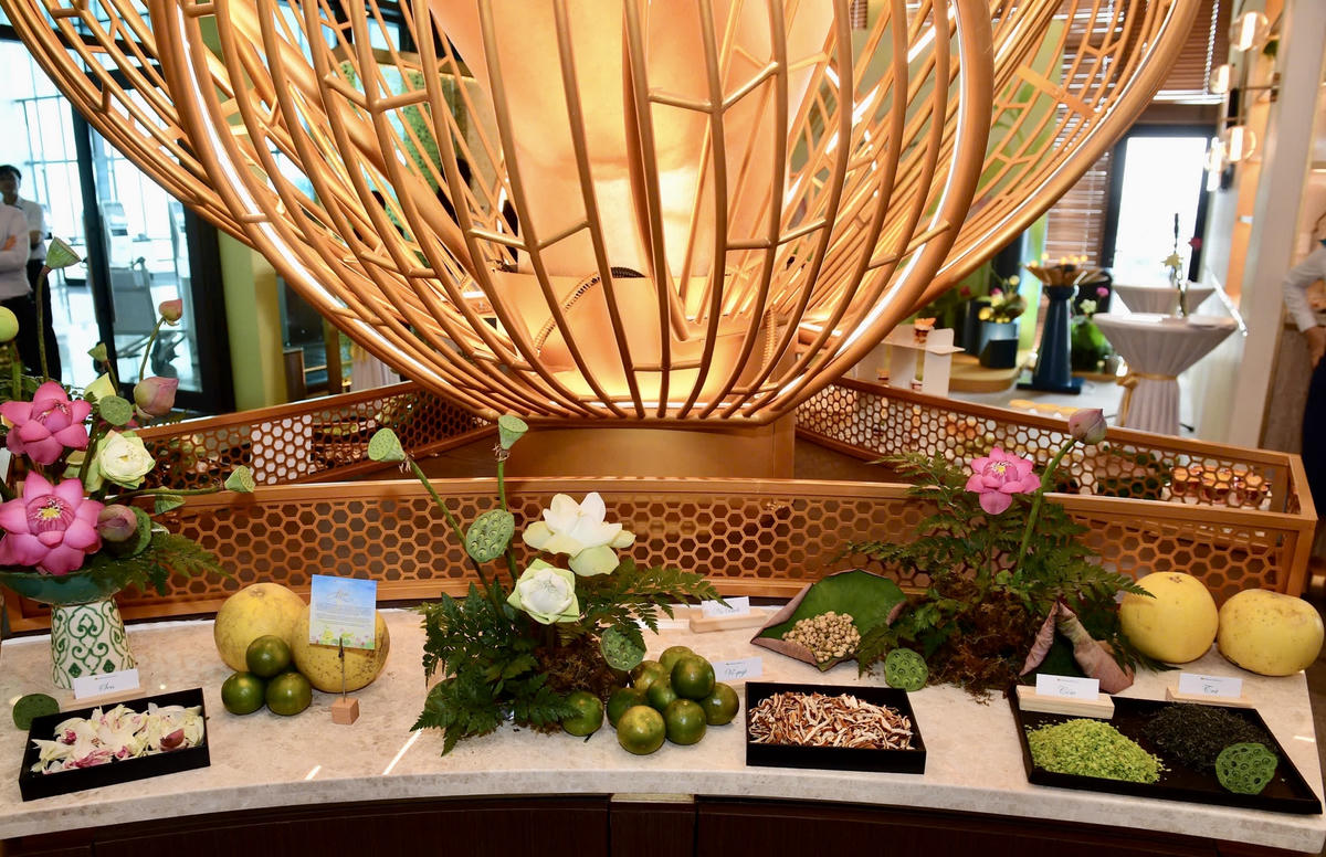 Từng nốt hương của "Nhã" kết tinh từ những nguyên liệu gần gũi, đậm bản sắc dân tộc - Sen Tam Cốc, Trà mạn Thái Nguyên, Cốm làng Vòng, Bưởi Thanh Trà, Bưởi Đoan Hùng và Quýt Lai Vung.