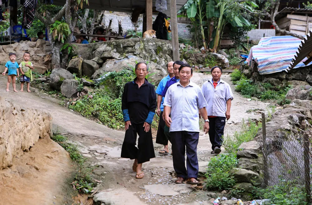 Ông Lầu Minh Pó (đi đầu) kiên trì vận động, giúp đồng bào Mông dần từ bỏ các hủ tục lạc hậu. Ảnh: Đặng Trung