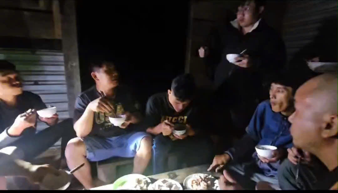 Hỗ trợ lương thực, nước uống cho các lái xe và du khách bị mắc kẹt tại khu vực sạt lỡ đèo Khánh Lê, Quốc lộ 27C. Ảnh:CA.