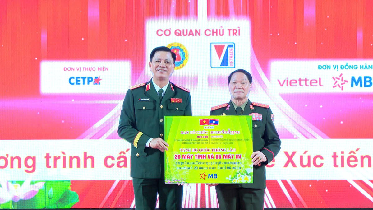 Thượng tướng Nguyễn Trường Thắng, Thứ trưởng Bộ Quốc phòng Việt Nam trao tặng quà cho Bộ Quốc phòng Lào nhân dịp hội chợ. Ảnh: A.V