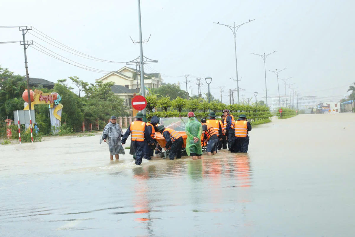 Cán bộ, chiến sĩ dầm mình trong mưa lũ cứu dân, một lần nữa khẳng định tinh thần "Vì nhân dân phục vụ". (ảnh V.V)