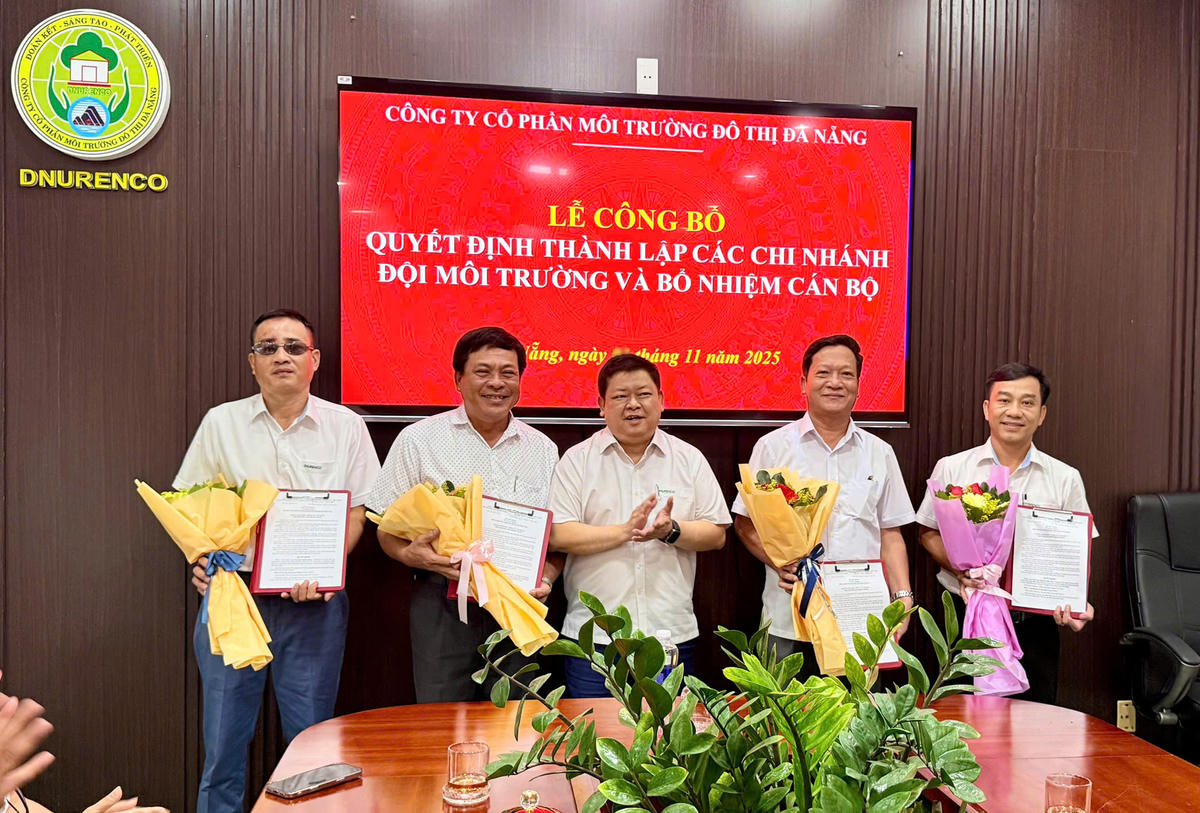 Ông Võ Minh Đức, Giám đốc Công ty (giữa) chúc mừng các đơn vị mới. Ảnh: Nguyễn Tú.