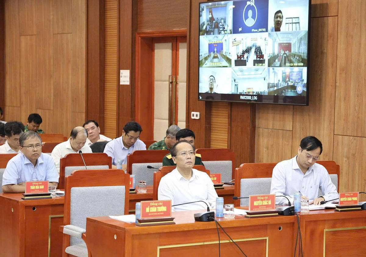 Ông Nguyễn Khắc Hà, Phó Bí thư Tỉnh ủy, Chủ tịch Ủy ban MTTQ Việt Nam tỉnh Khánh Hòa cùng lãnh đạo tỉnh Khánh Hòa họp trực tuyến với các địa phương trong toàn tỉnh Khánh Hòa về việc tiếp tục ứng phó mưa lũ.  