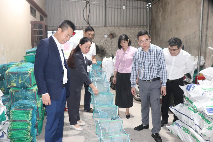 Bí thư Đảng ủy xã Phú Xuyên Nguyễn Xuân Thanh thăm, kiểm tra hoạt động sản xuất làng nghề cước lưới truyền thống trên địa bàn