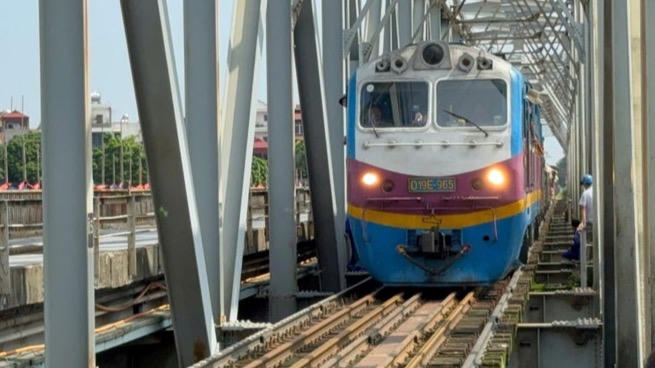 Tạm dừng nhiều chuyến tàu ngày 20/11 do mưa lũ tại miền Trung