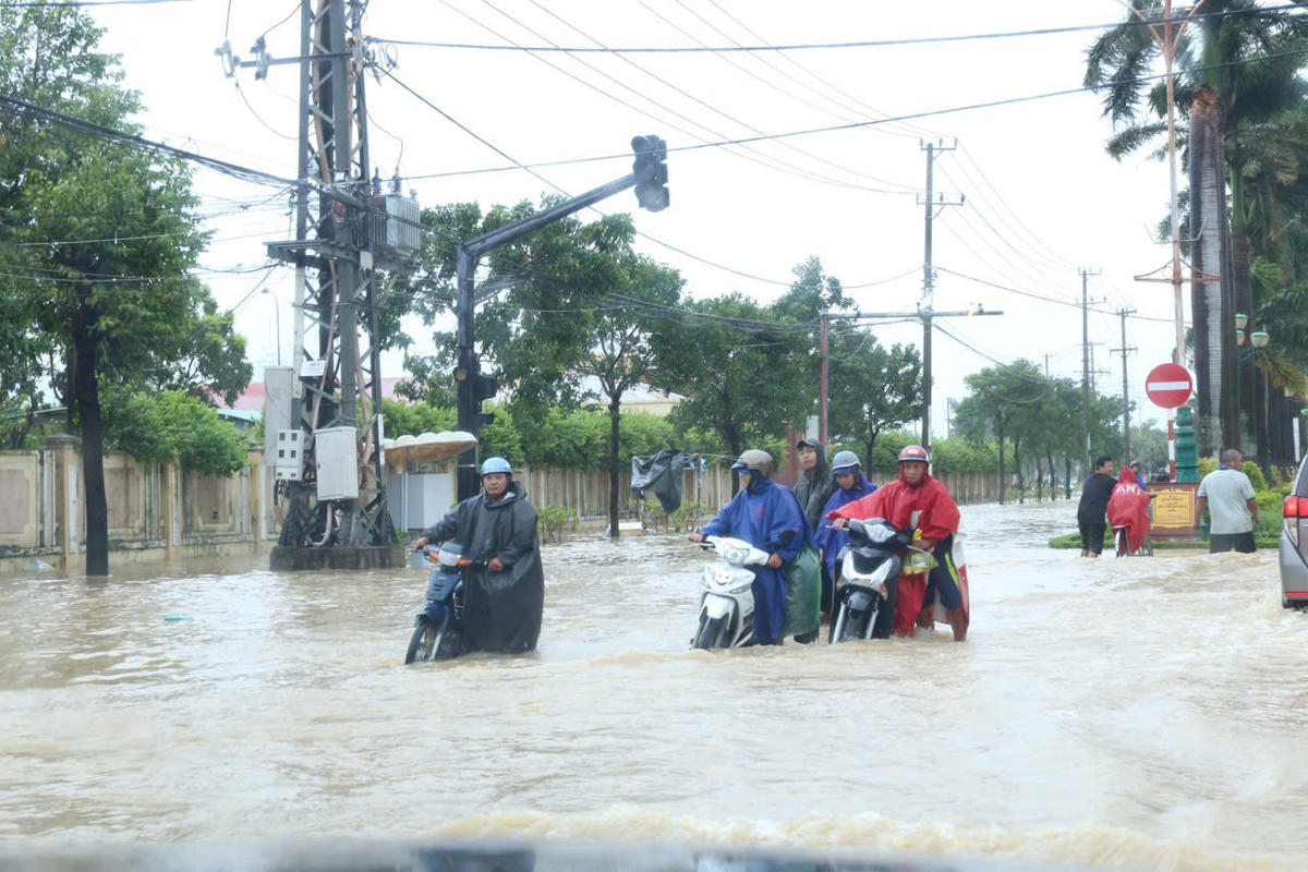 Người dân trong mưa lũ. (anh V.V)