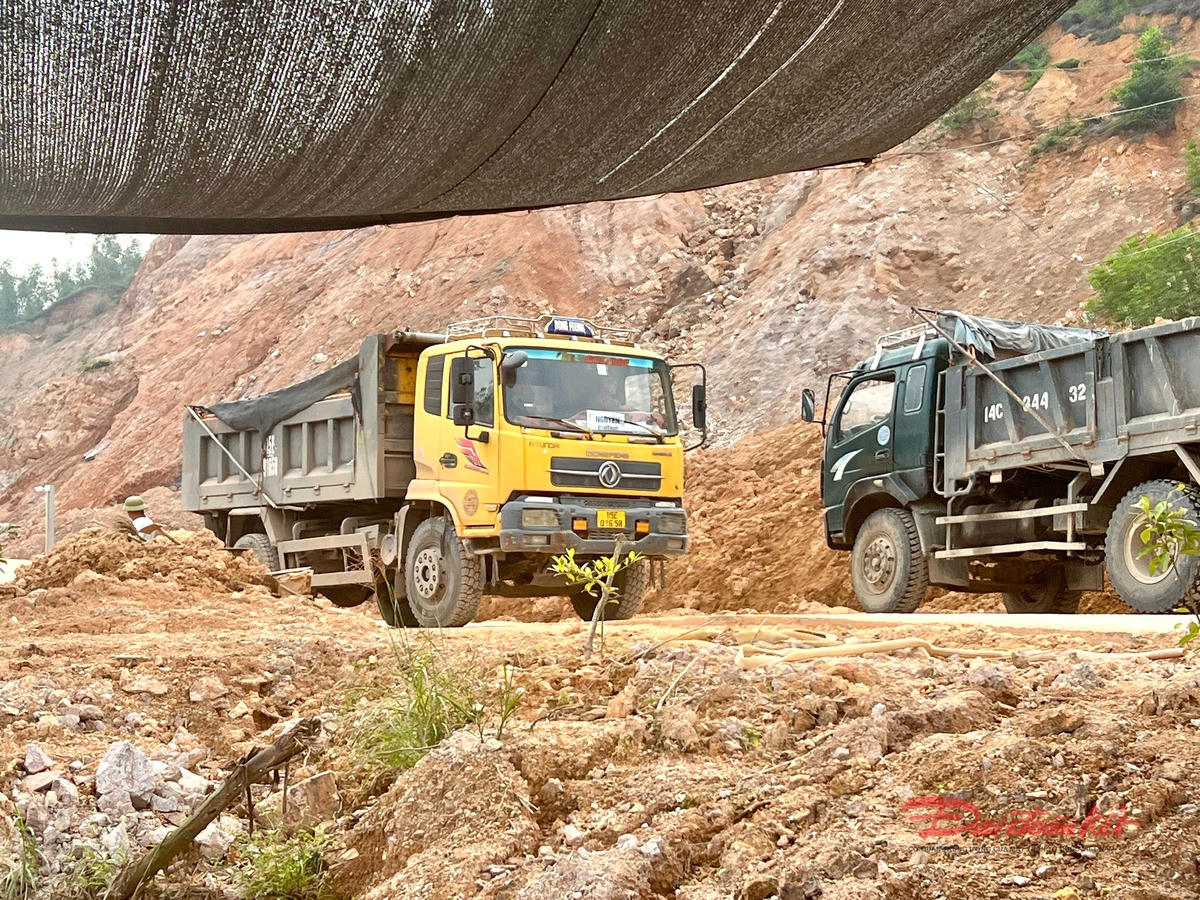 Các xe chở đất, đá vận chuyển từ mỏ tới các dự án trên địa bàn TP Hải Phòng. Ảnh: PT. 