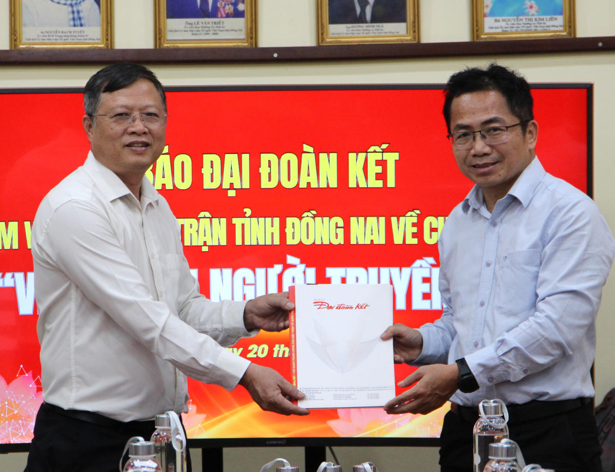 Nhà báo Chu Ninh trao tài liệu về Giải thưởng "Vinh danh Người truyền lửa" tới ông Nguyễn Tấn Phú – Phó Chủ tịch Ủy ban Mặt trận tỉnh Đồng Nai. Ảnh: Q.Đ.