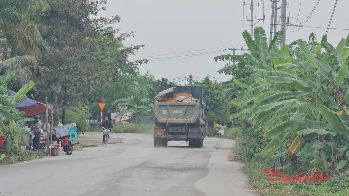 Nhiều xe chở đất, đá không được che chắn cẩn thận. Ảnh: PT. 