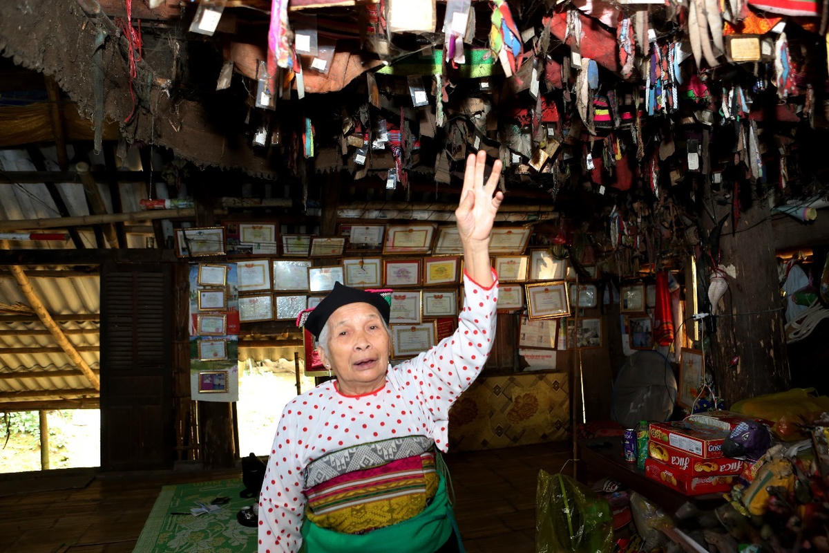 Bà Tắng kể về thời khắc&nbsp;được 'ma Nổ' chọn để trở thành bà Máy. Ảnh: Lê Dương