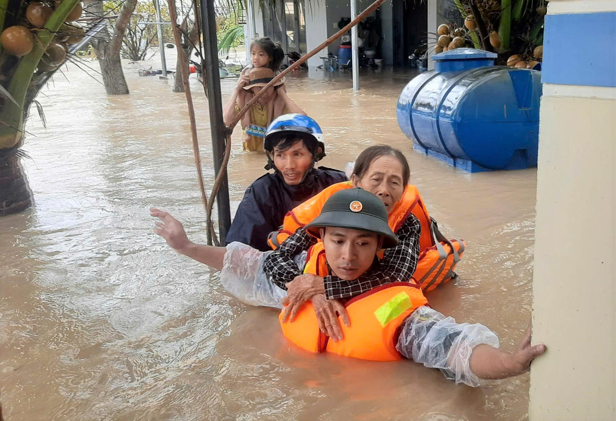 Bộ đội Sư đoàn 31 đưa người già ở phường Quy Nhơn Đông đến nơi an toàn. Ảnh: CV.