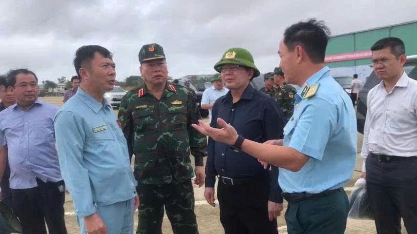 Phó Thủ tướng Hồ Quốc Dũng trao đổi với Quân khu 5.(ảnh X.H)