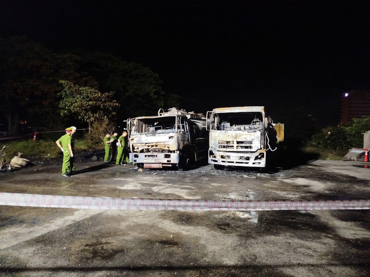 Công an TP Đà Nẵng điều tra vụ hút xăng dẫn đến cháy lan 2 xe bồn. Ảnh: Nguyễn Tú.