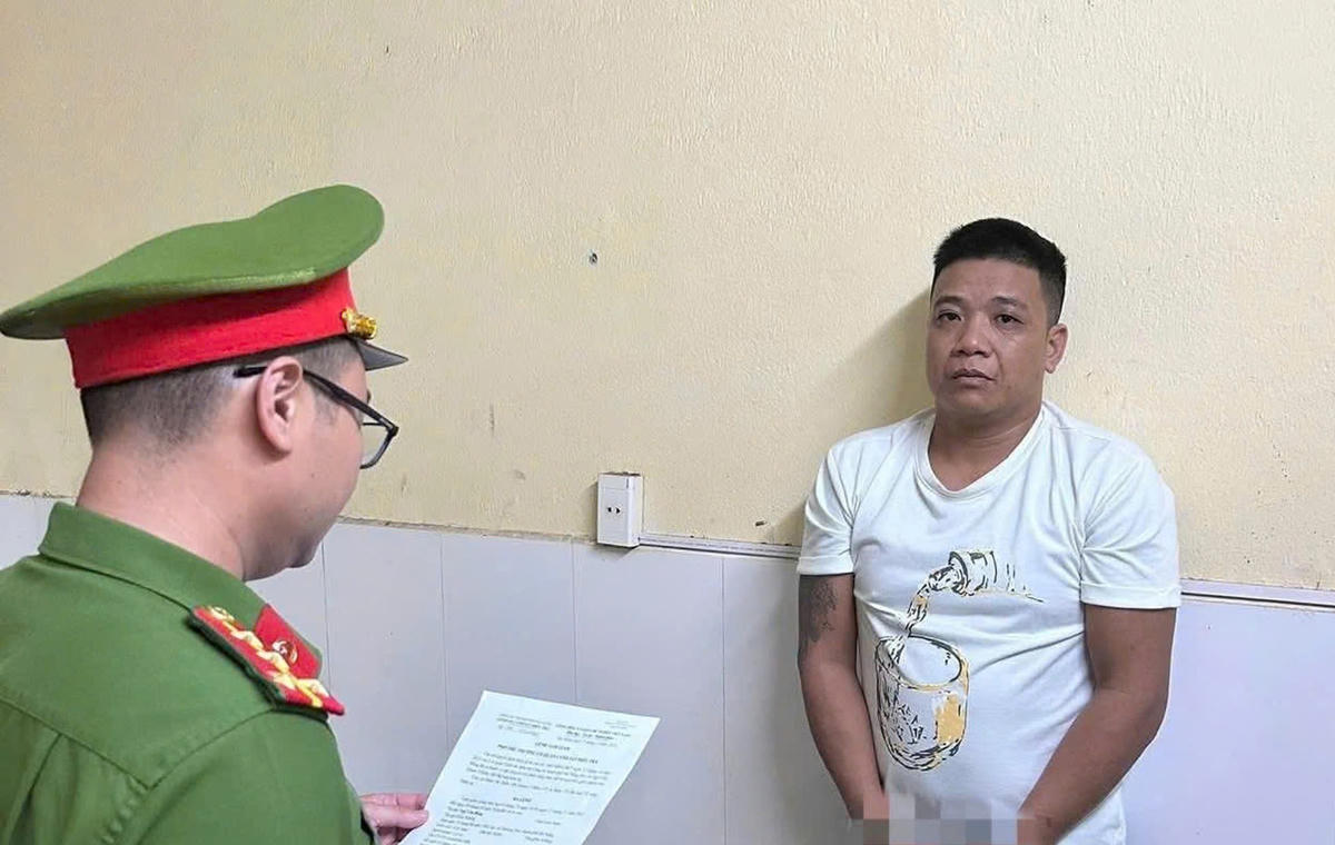 Lực lượng Công an TP Đà Nẵng đọc quyết định khởi tố đối tượng Ngô Văn Đồng. Ảnh: CV.