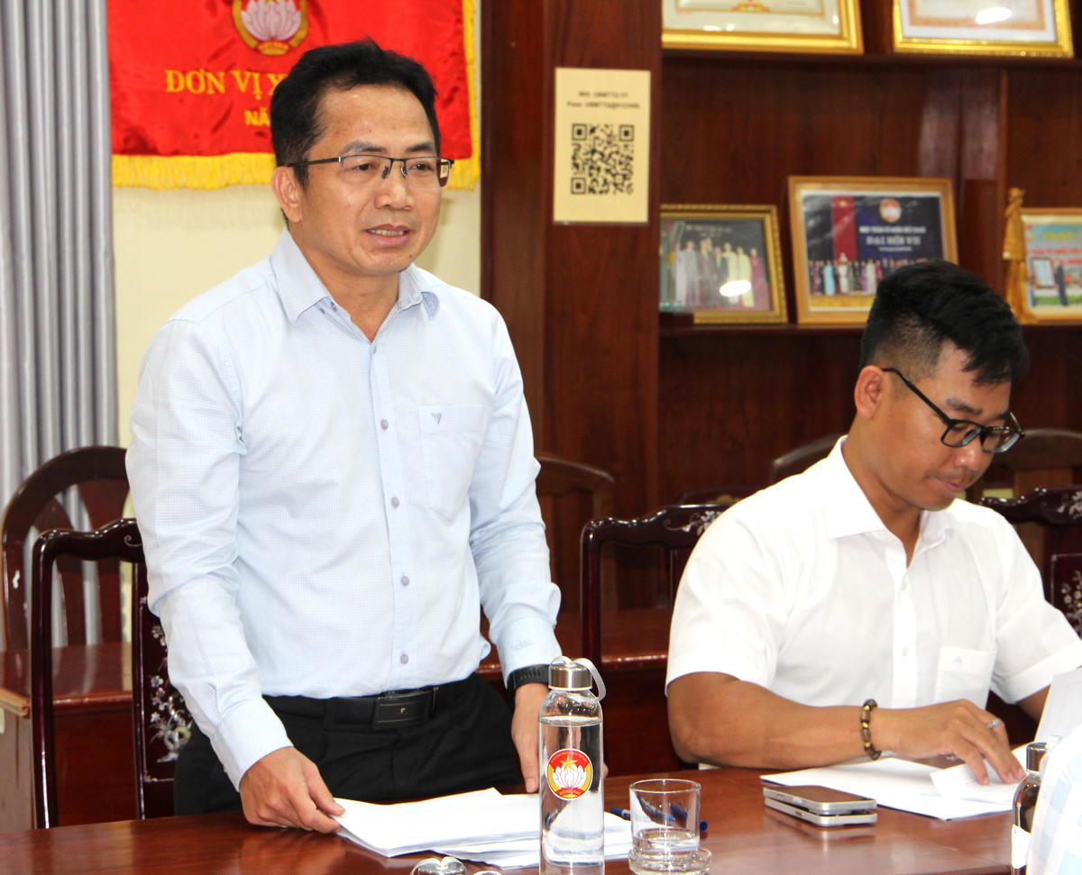 Nhà báo Chu Ninh, Trưởng ban Đại diện Báo Đại đoàn kết tại TP Hồ Chí Minh phát biểu tại buổi làm việc. Ảnh: Q.Đ.