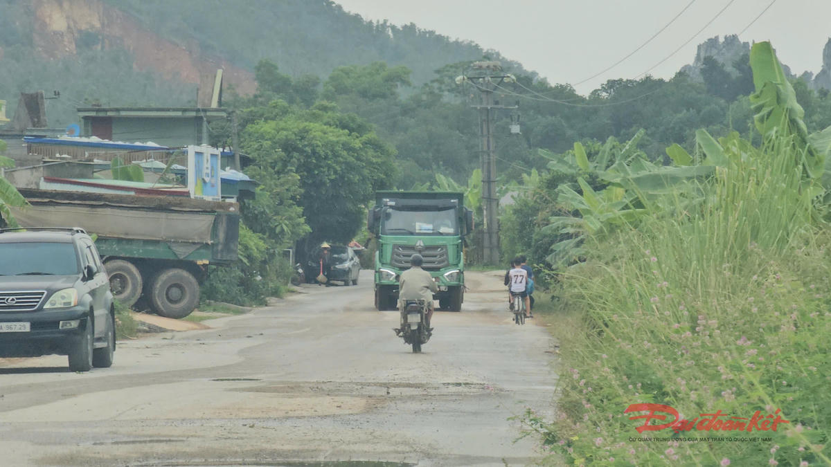 Các xe tải chở đất, đá ra vào mỏ tại núi Niêm Sơn Nội, xã Việt Khê, TP Hải Phòng. Ảnh: PT. 