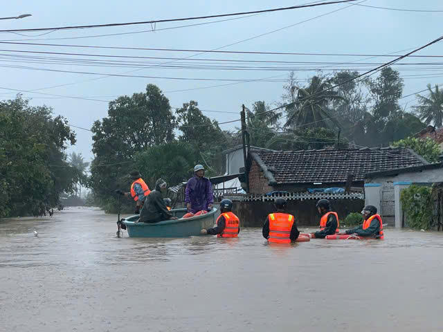 Các lực lượng sẵn sàng ứng cứu người dân vùng lũ. Ảnh: X.H.