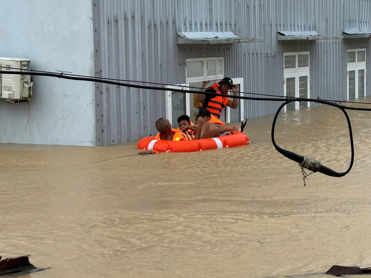 Lực lượng chức năng tỉnh Gia Lai sớ tán người dân vùng ngập lụt. Ảnh: CV.